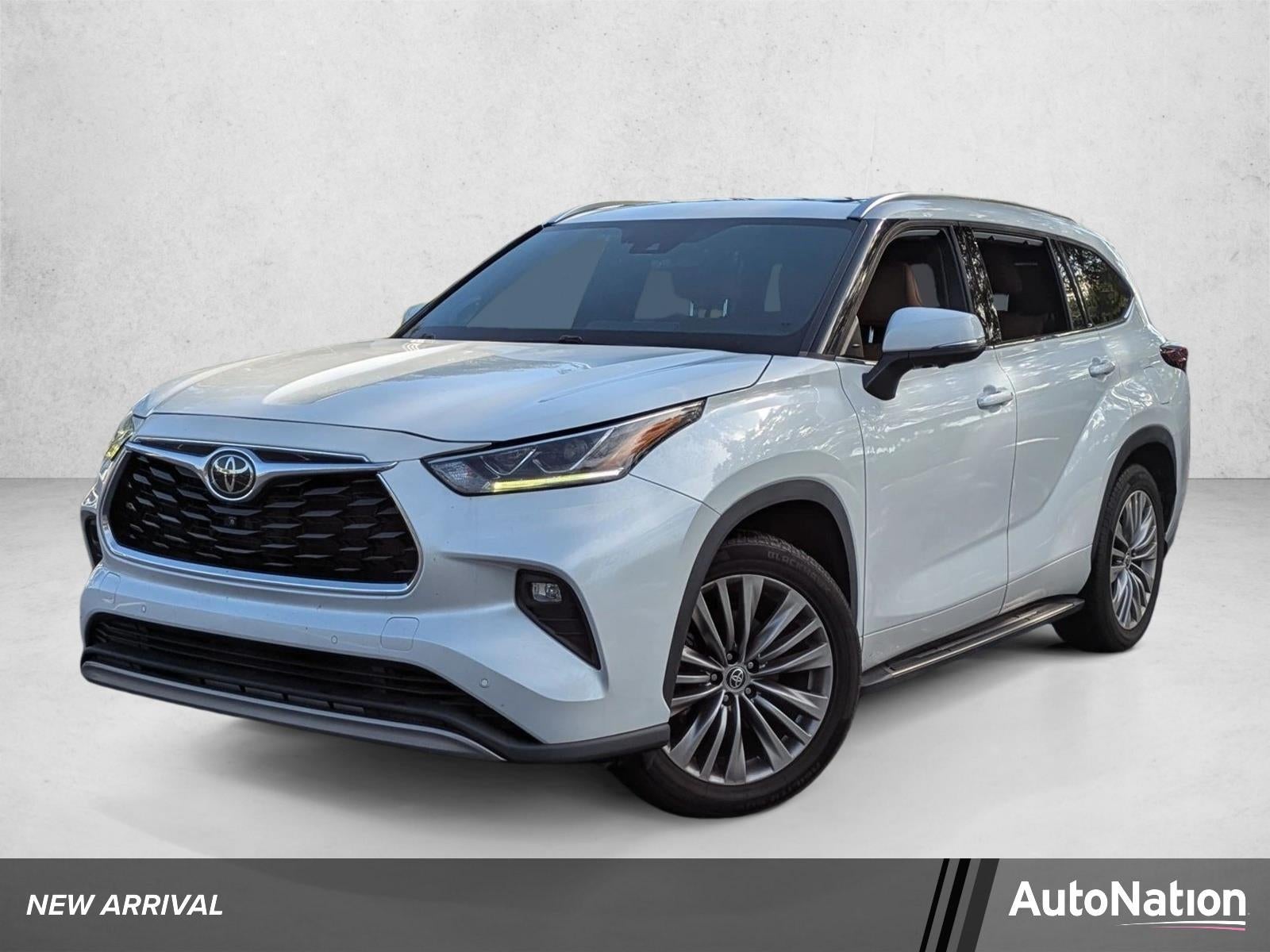 2023 Toyota Highlander Platinum FWD (Natl) in Wind Chill Pearl — front three-quarter view