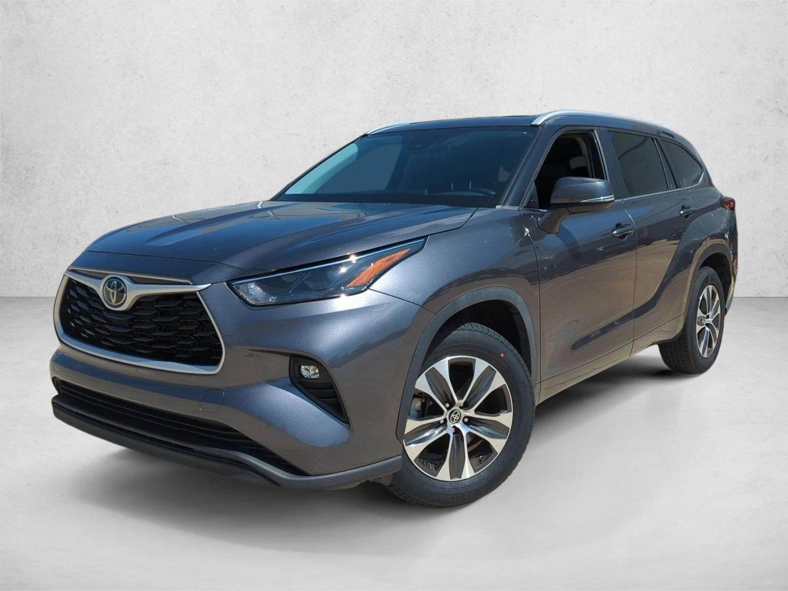 2023 Toyota Highlander XLE FWD (Natl) in Magnetic Gray Metallic — front three-quarter view